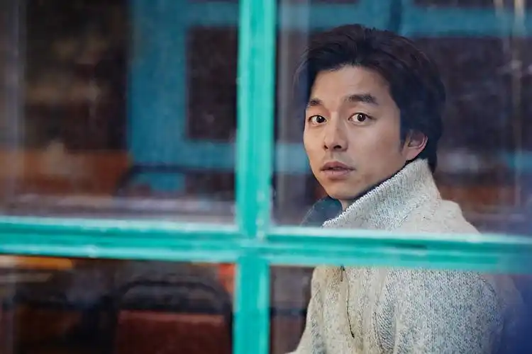 孔刘用他的名品演技征服了观众,高挑身材,魅力面孔,低调作风