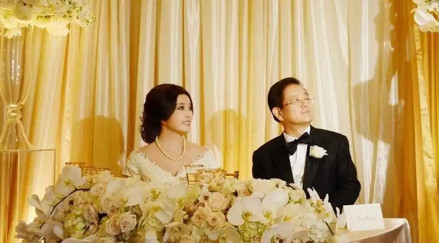 刘晓庆美国大婚 与新郎王晓玉深情一吻