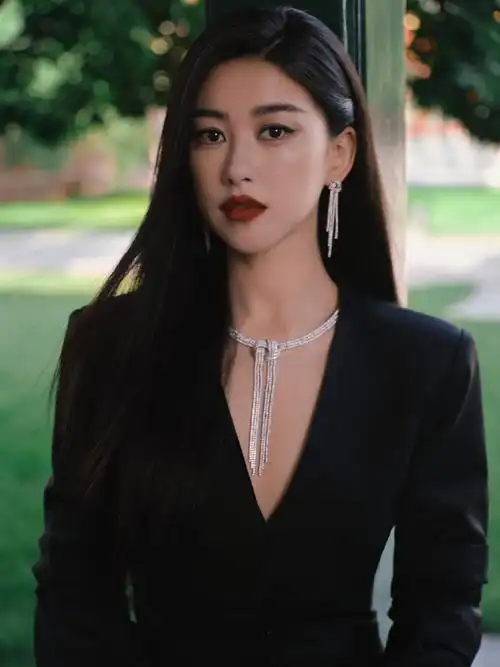 业务能力也横跨演员,主持人,歌手,可能每个女生都想修炼成朱珠吧!