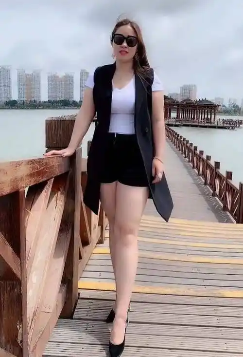 街拍美女打扮清凉的微胖辣妈碎花衫配短裤清新靓丽的气质