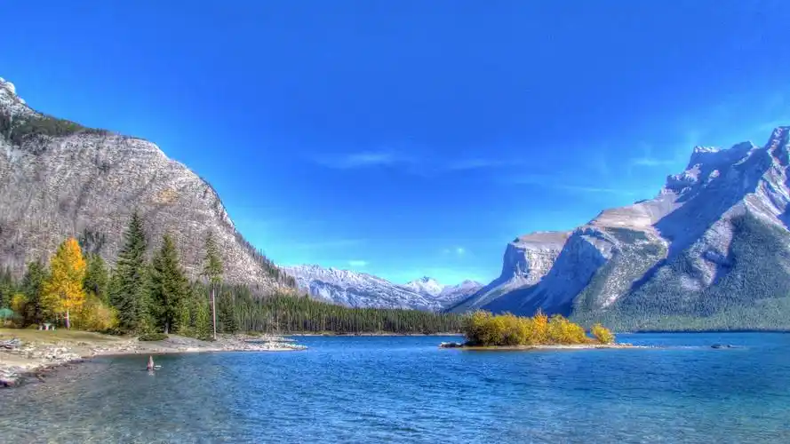 湖,山,树,岛,蓝天 壁纸 - 1600x900