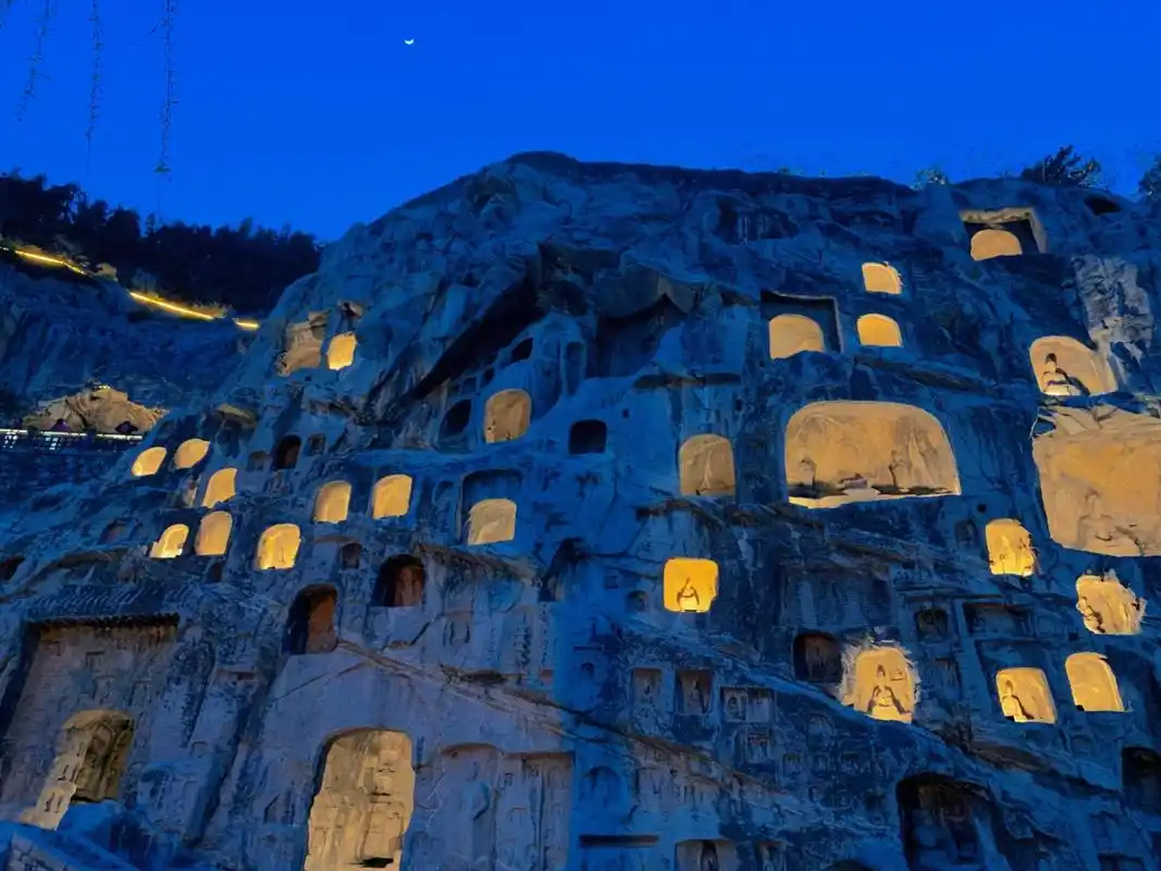 夜游龙门石窟,亮灯后也太绝了!