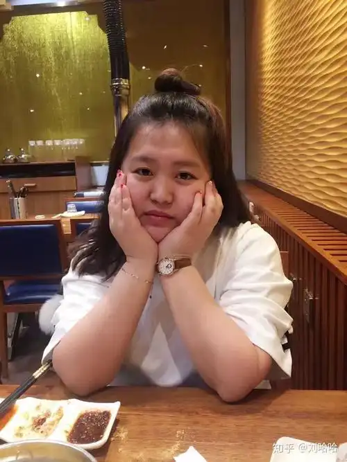 因为胖,所以没什么全身照 其实胖了以后连自拍都少了, 整个人身材