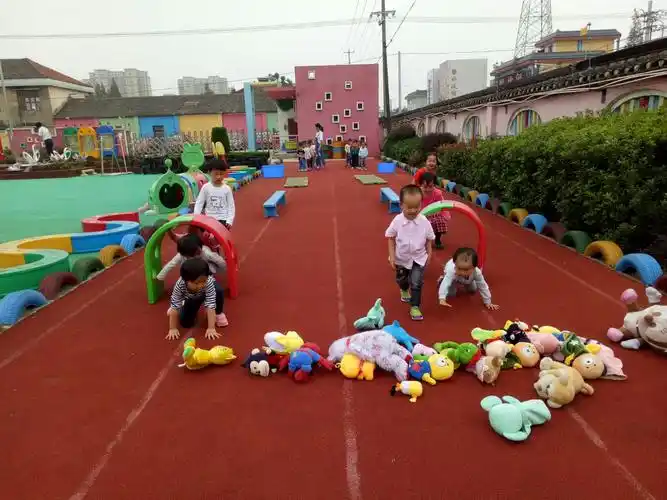 送小动物回家——海南幼儿园小3班体育游戏