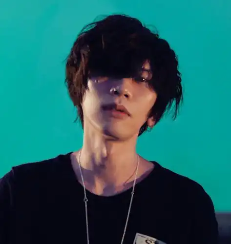 眼睛 然后顺手搜到了他高中时候的照片 但是在八爷自己发的高中照片里