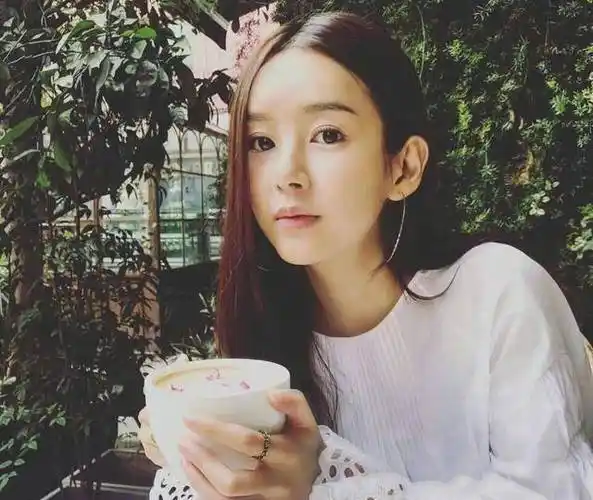 陈赫妻子张子萱活脱脱16岁少女比杨幂还少女毫无妈味