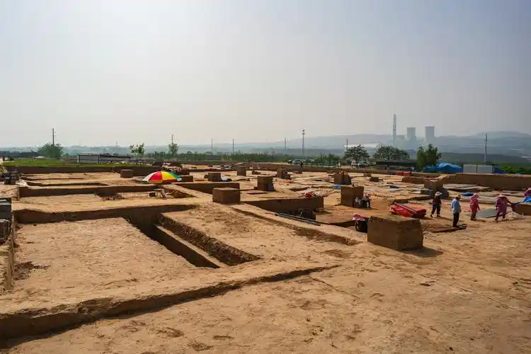 郑州双槐树遗址河洛古国发掘现场