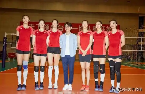 明星与女排合影:1米85不够看,凤凰传奇像小矮人,朱婷小鸟依人|郎平