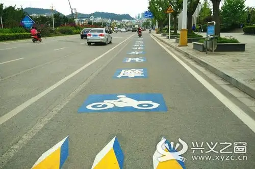 兴义大道上的摩托车,非机动车道