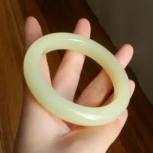 黄玉手镯纯天然图片
