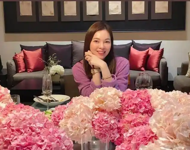 富士康老板娘曾馨莹庆生皮肤白皙似少女一众名媛纷纷现身祝贺