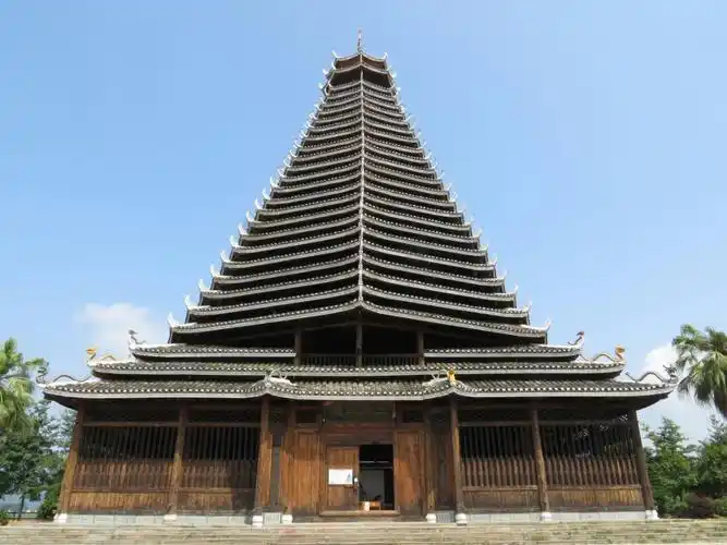 三江鼓楼位于三江县城浔江河边于2002年建成支撑鼓楼的4根杉木主柱