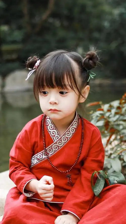 小丫头红衣服小女孩可爱丸子头