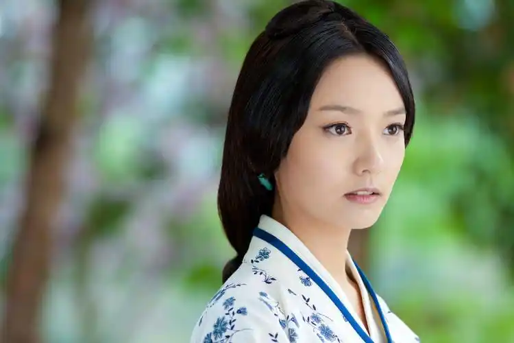 p>林源,原名林园,3月15日出生于北京,中国内地女演员,毕业于 a