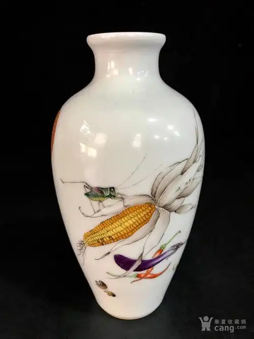 华夏古玩城 瓷器 其它 > 珐琅彩郎世宁恭绘丰收时节兆吉祥纹瓶一对