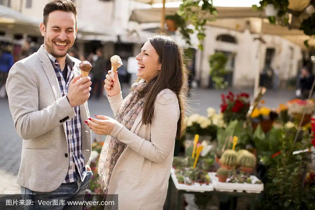 一对年轻情侣在罗马的大街上吃着冰淇淋