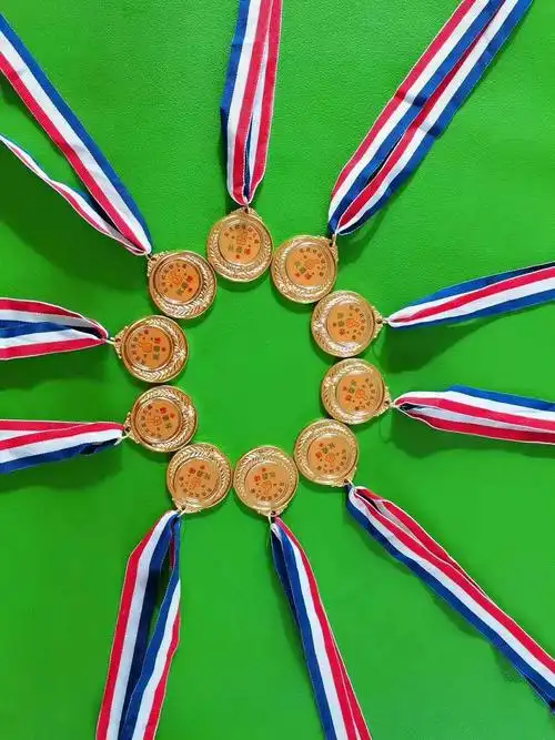 还别说,这个奖牌可真好看啊,还有幼儿园的名字,我们大家可喜欢了,谢谢