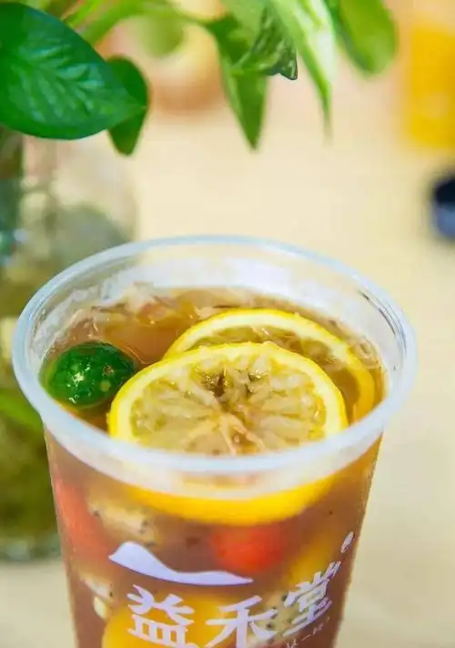 酸味十足的柠檬散发着独特的清香青涩的金桔在茶水中浮沉富含维c与