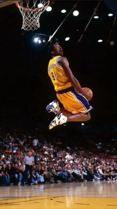 科比扣篮集锦,一次看到爽!老大的身体天赋没得说!