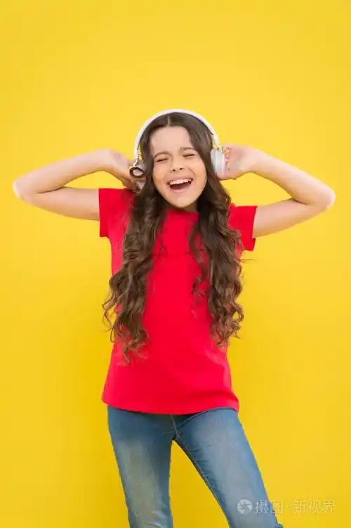 孩子在听音乐耳机.音乐节拍概念.娱乐和娱乐.夏季流行歌曲.