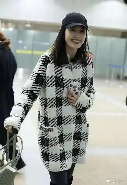 马蓉罕走机场心情靓,穿卫衣配长筒靴似明星走秀,又美又飒好利落__财经