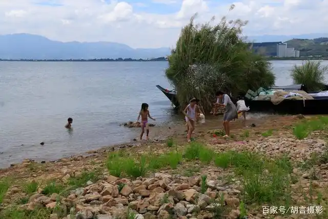 抚仙湖边上嬉水的孩子们