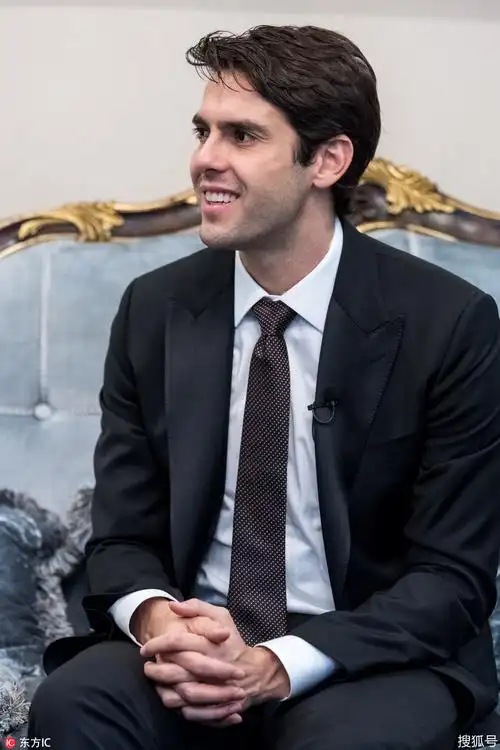 1/ 12 2018年中国金球奖现场,前世界足球先生卡卡西装出席圆桌论坛.