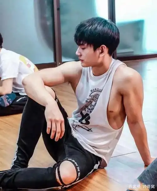 组图:身高183,长相酷似"混血儿"的肌肉男,帅到无法直视他!