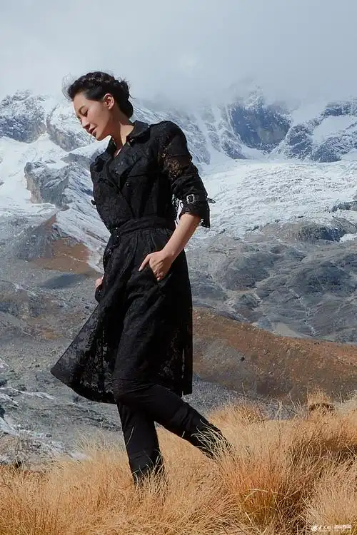 绝美许晴穿蕾丝西装漫步草原仙气足瞭望远方姿态潇洒宛若画中人