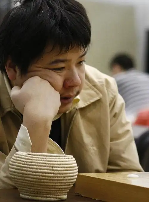 图文:名人战本选赛次轮开赛 罗洗河托腮沉思