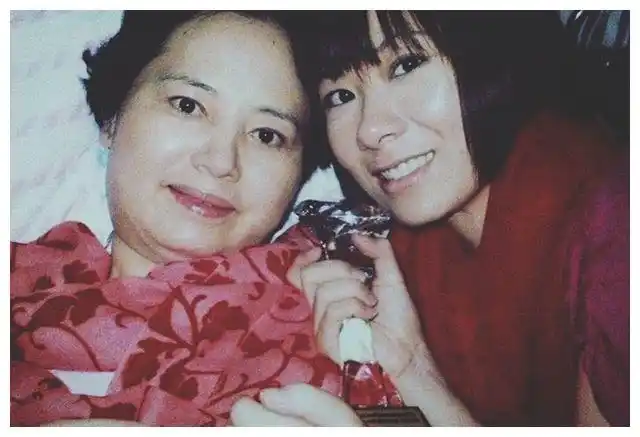 叶元帅孙女叶晴晴官宣怀孕喜讯手托五个月孕肚满眼母爱超幸福