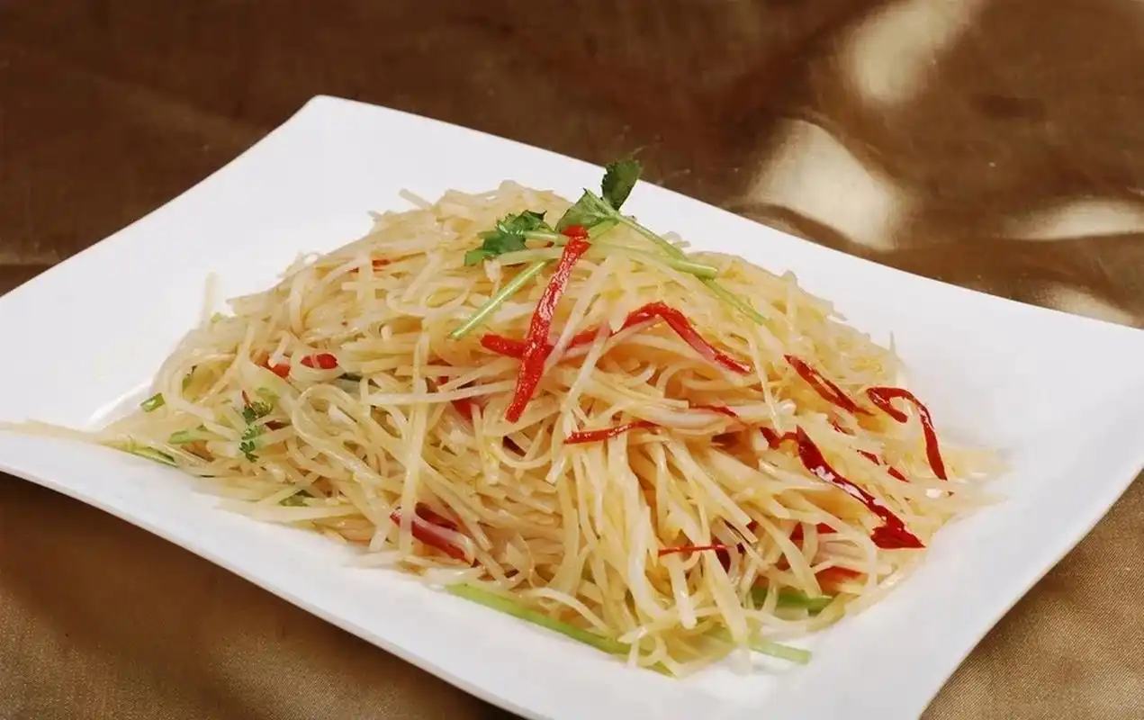 酸辣土豆丝是一道经典的川菜,也是家常菜中常见的一道下饭佳肴.