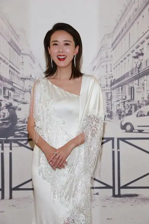 颜丹晨的生图有点油不过白色流苏长裙好优雅尽显女人味