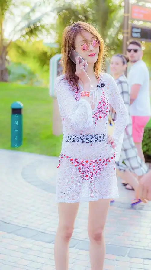 夏天和泳装更配哦女明星泳装造型大比拼迪丽热巴输了