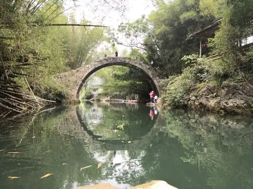 大桥屯的石拱桥已有百年历史,虽然年代久远,但还很结实,很有古代