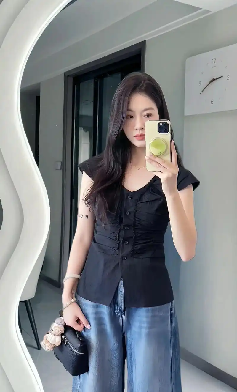 黑色褶皱衬衫搭配牛仔裤,这简直是毫不费力的