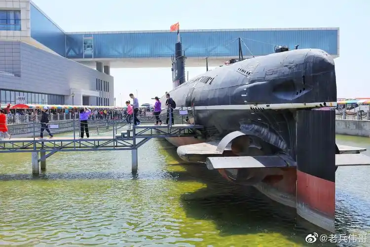 五一假期,旅顺黄金山脚下的潜艇博物馆游人如织
