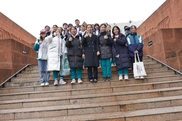 南越王墓发掘四十周年:广东实验中学高中学子现场瞻仰与巡礼 - 中国