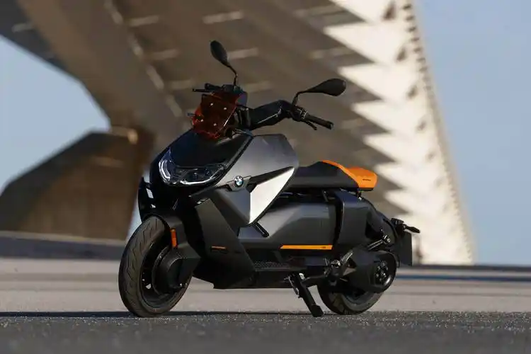 bmw ce 04也现身宝马展台,这是宝马第二款量产纯电动摩托车