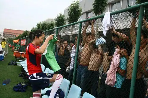 图文女足沈阳集训球迷赤膊要签名