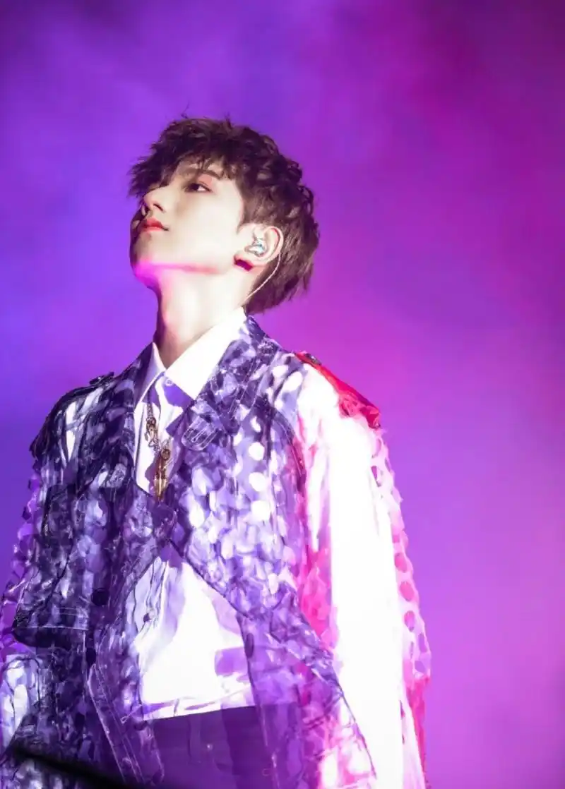 王源玫瑰花造型被吐槽像村姑粉丝集体挽尊称很可爱啊