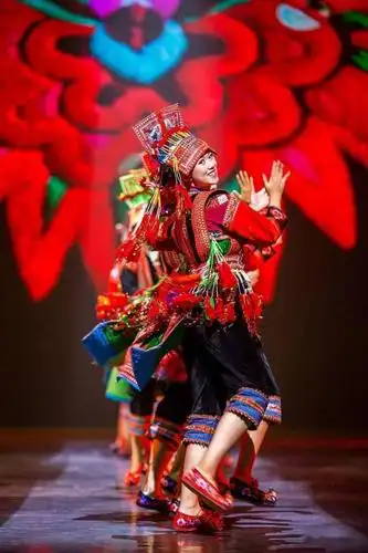 会绣善织被人们亲切地称为"花腰彝"精美大方因妇女们的服饰色彩艳丽