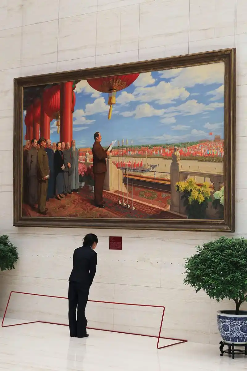 革命历史画《开国大典》是中国著名油画家董希文创作的.