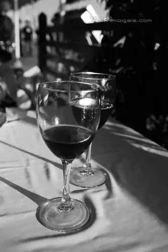 白天,餐桌,桌子,杯子,阴影,朦胧,模糊,光线,布料,高脚杯,影子,红酒杯