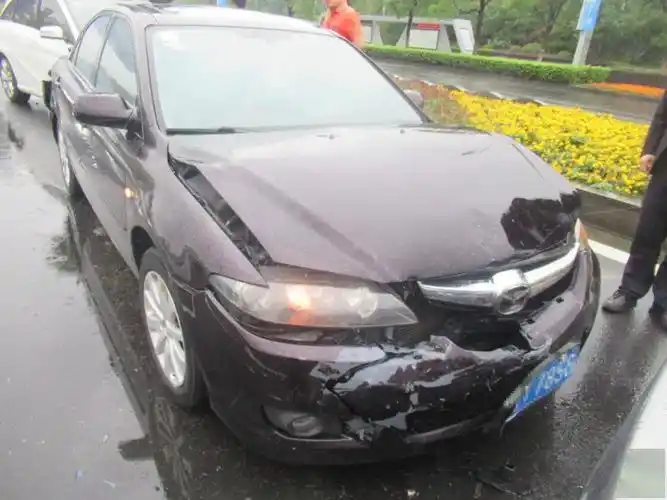 一定要谨慎驾驶,注意安全 一个变道,七车相撞 1 近日,苏州吴江盛泽