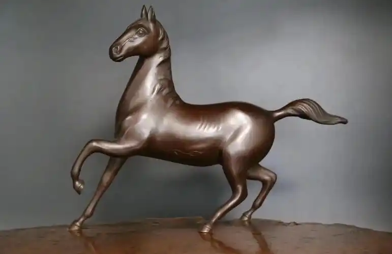 失蜡铸造法,铸铜制的精湛工艺,使得这款铜马雕塑呈现出岁月的痕迹