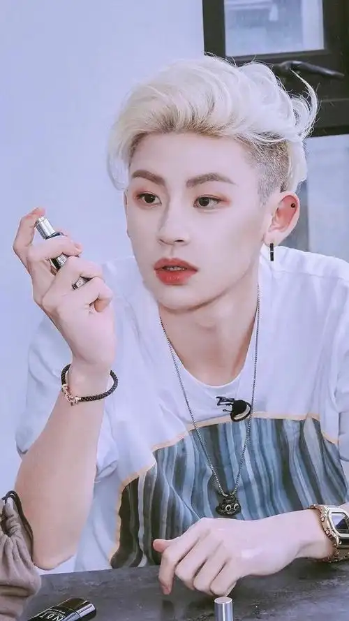 2022最新小鬼王琳凯壁纸高清图片时尚帅气个性写真锁屏