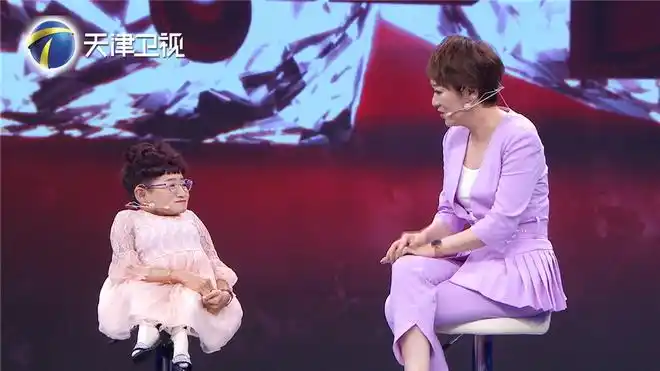 43岁的她身高仅79厘米 却拥有一双"男人的手"