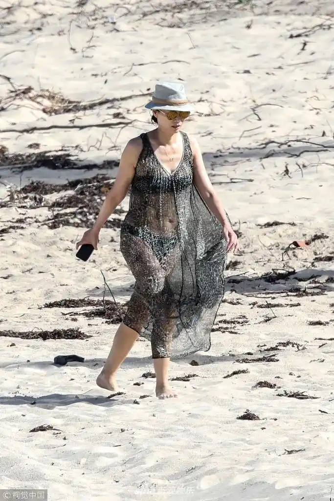 49岁邓文迪沙滩奔跑灵动如少女 陈坤雪中自拍眼神迷离
