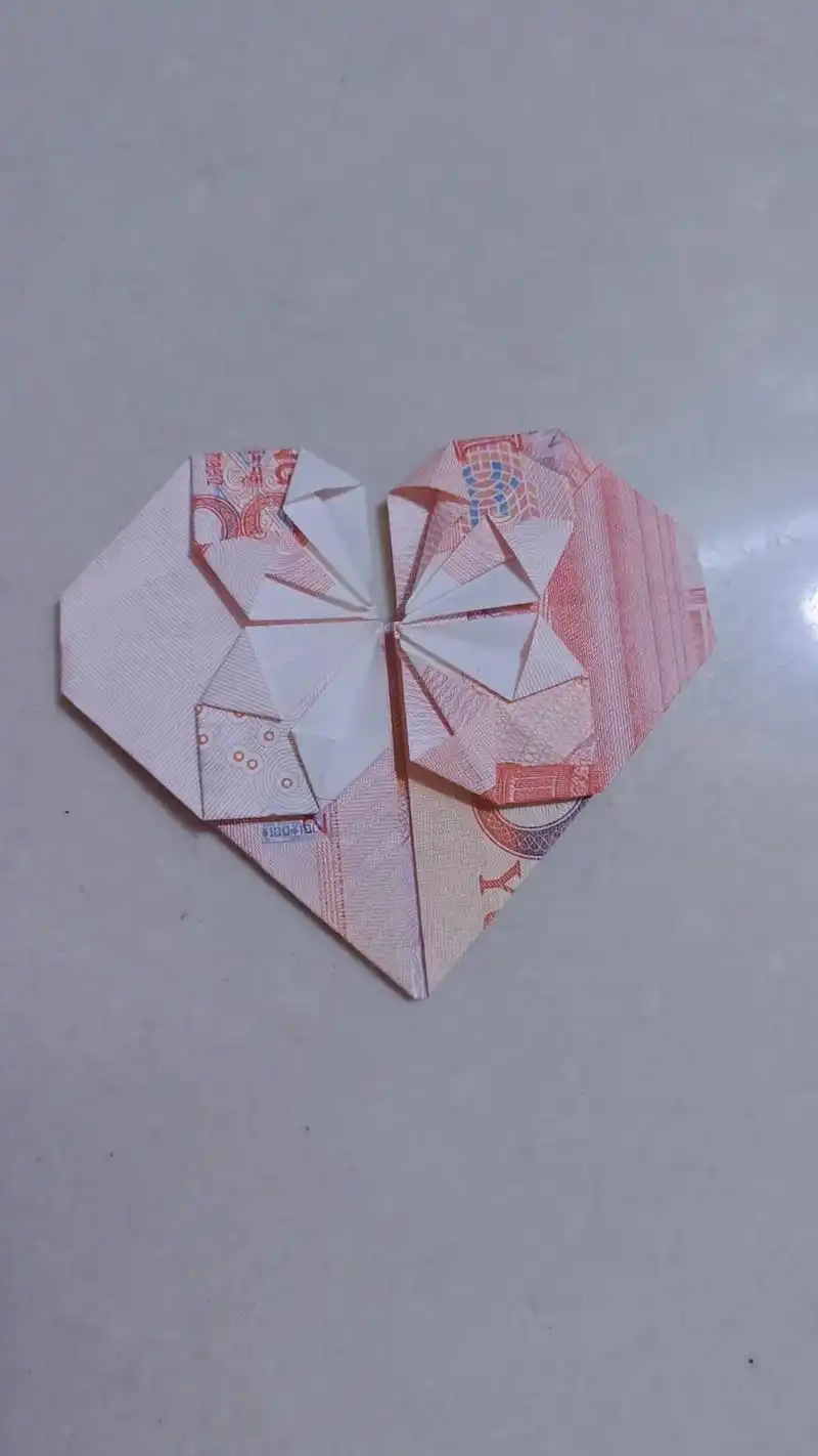 朋友拿100元,叠成爱7815的形状,爱心对你说,想见你只想见你 - 抖